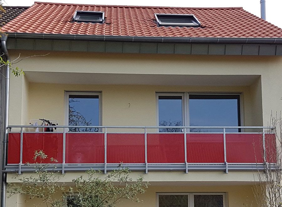 Balkon rot verkleidet